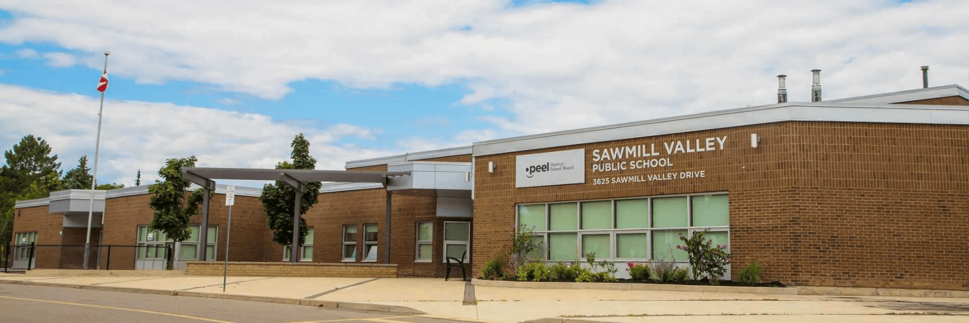Exterior front view of Sawmill Valley Public School building in Mississauga.